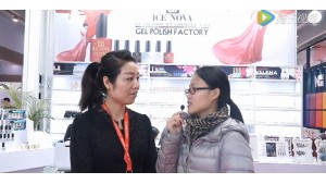 2016年廣東美博會(huì)現(xiàn)場冰朵接受畢加展覽采訪